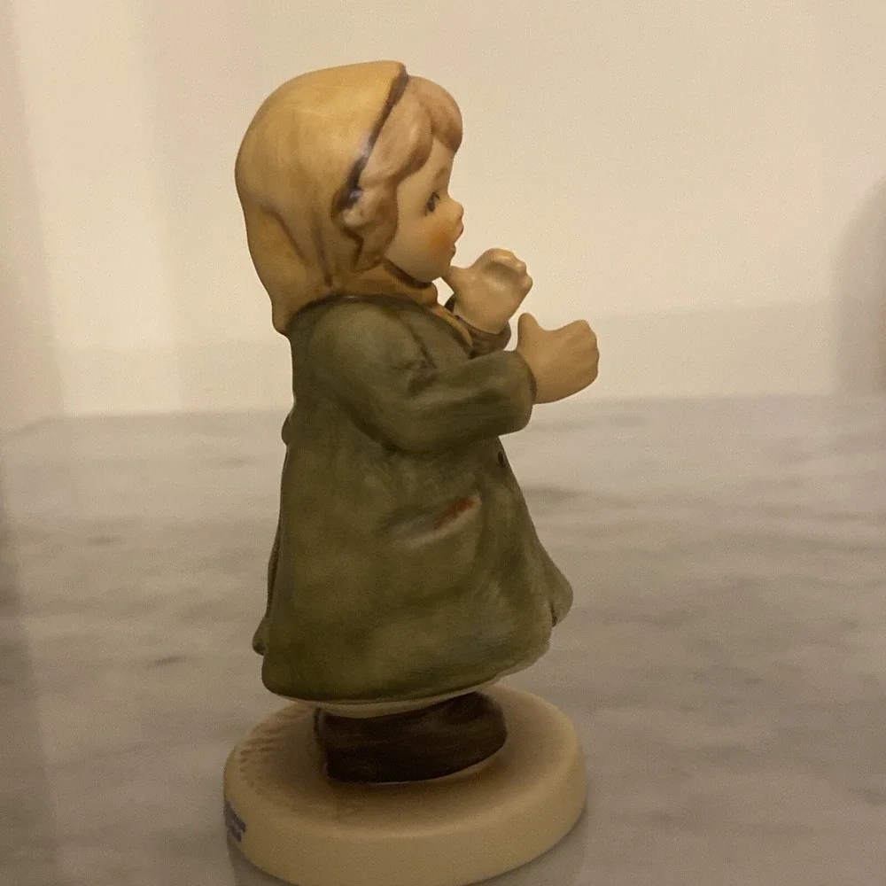 Hummel Club Membership Figurine - Keeping Time - Mint in Box 4